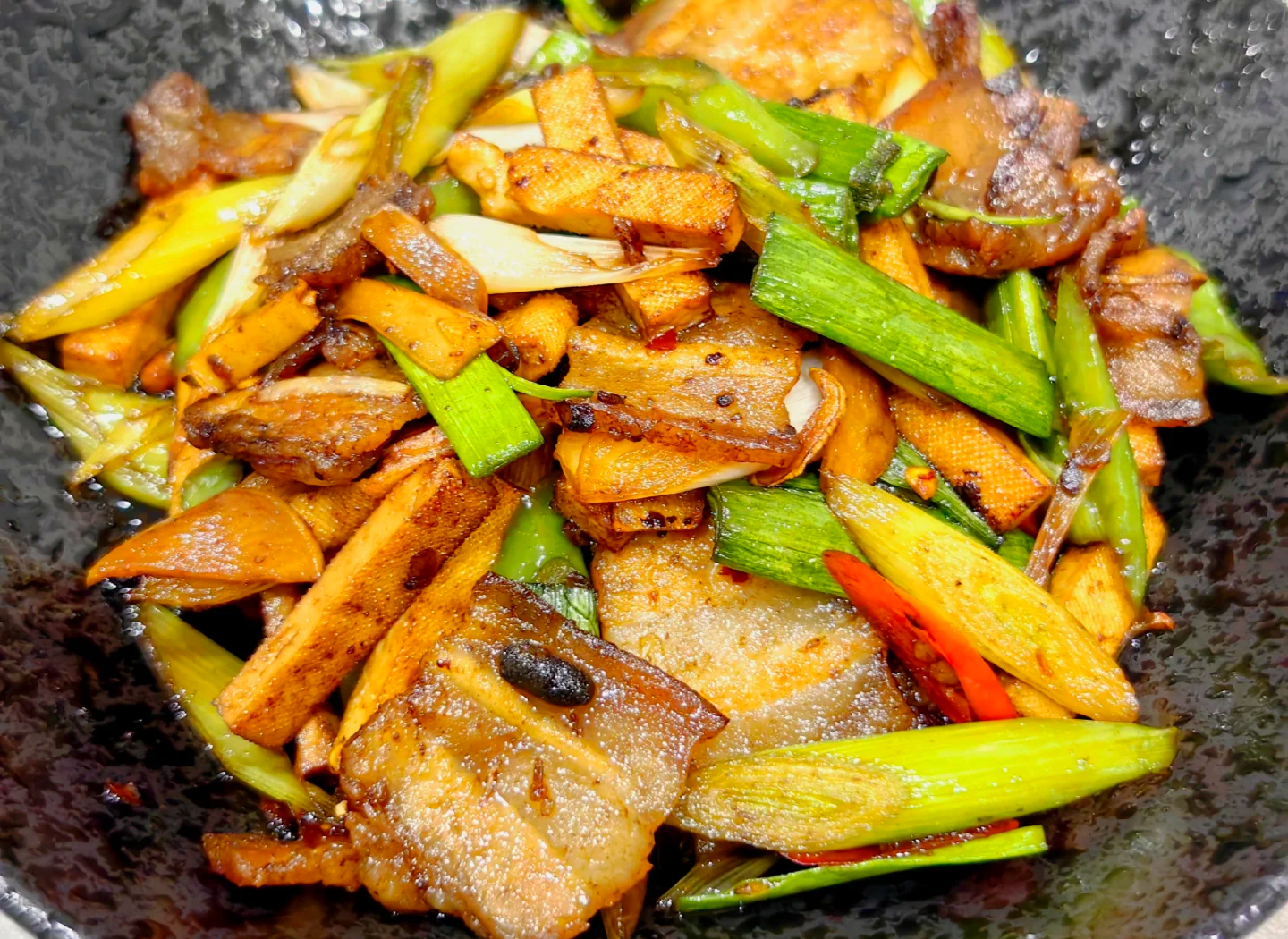 蒜苗炒豆腐出锅成品图