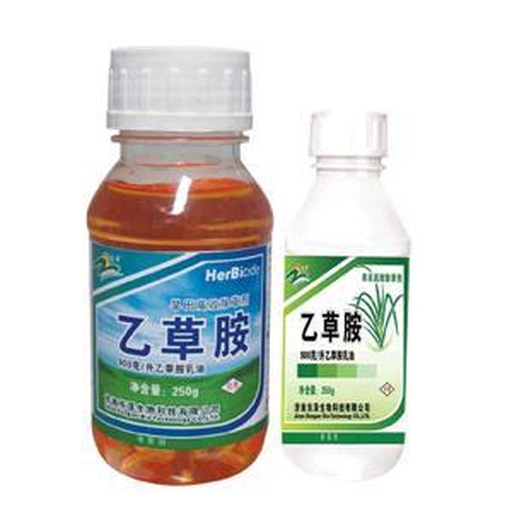 一位农民戴手套仔细查看一瓶除草剂瓶身上的生产日期和有效期标签,瓶子上贴有‘临期’黄色警示标签,背景为农村农资仓库货架 农户查看农药保质期标签