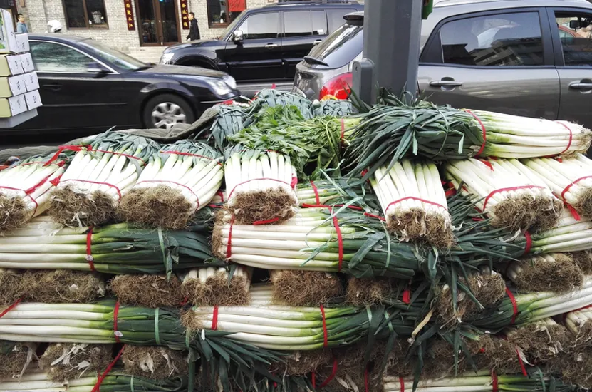 市场摊位上的葱类对比