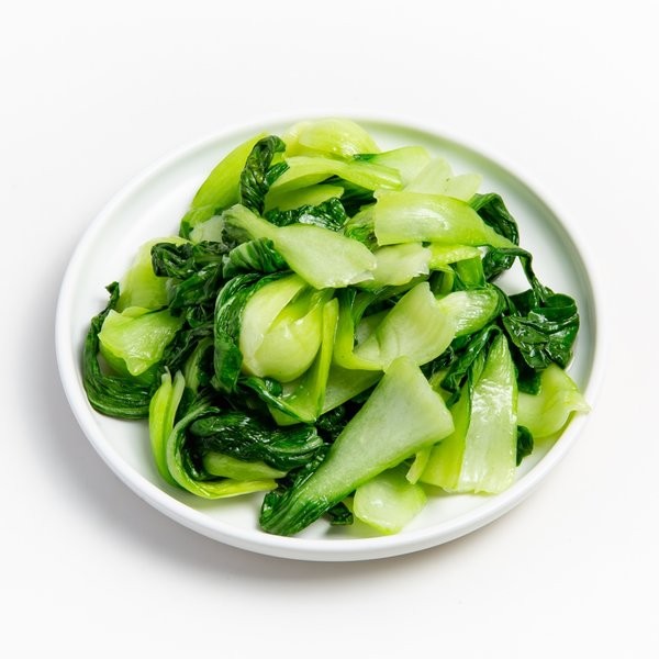 家庭厨房实景:中式炒锅内大白菜段正在快火翻炒,叶片保持鲜绿卷曲状态,升腾淡淡白色锅气;画面右侧台面放置高精度电子秤,屏幕清晰显示'300g',旁置医用血糖仪,显示屏定格在'5.2 mmol/L'数值,体现'300g白菜控糖实效' 家庭厨房实景:不锈钢锅中翻炒翠绿白菜,锅气升腾,旁边摆放电子秤显示'300g'与血糖仪读数'5.2 mmol/L'特写