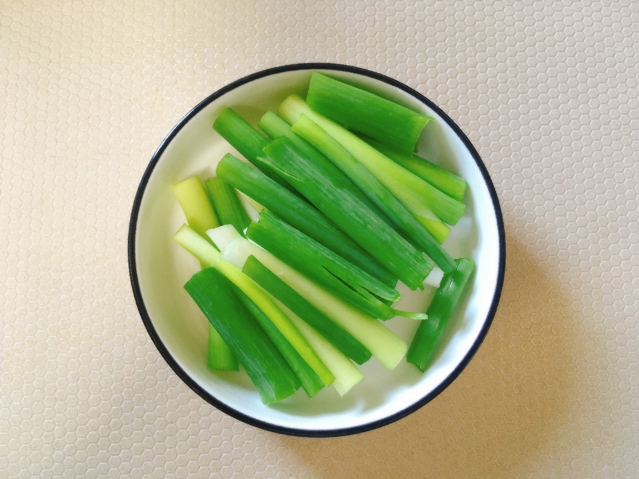 家庭厨房切葱场景