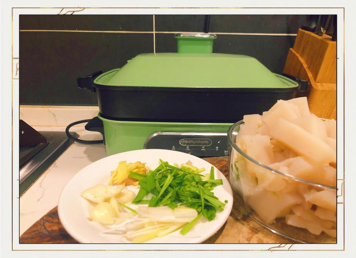 家庭厨房中焯水处理竹笋的过程