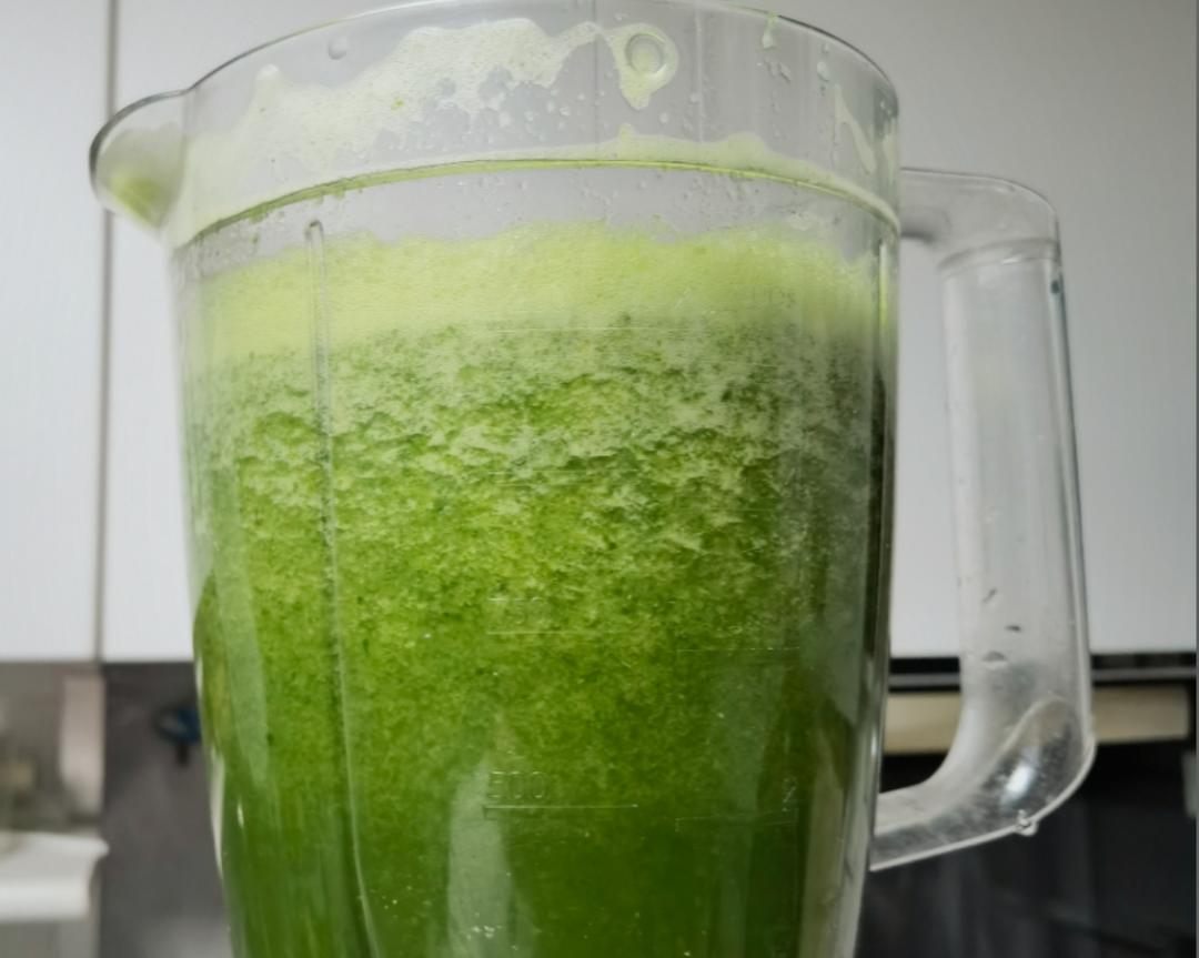 一台商用搅拌机正在运转制作木瓜奶的场景