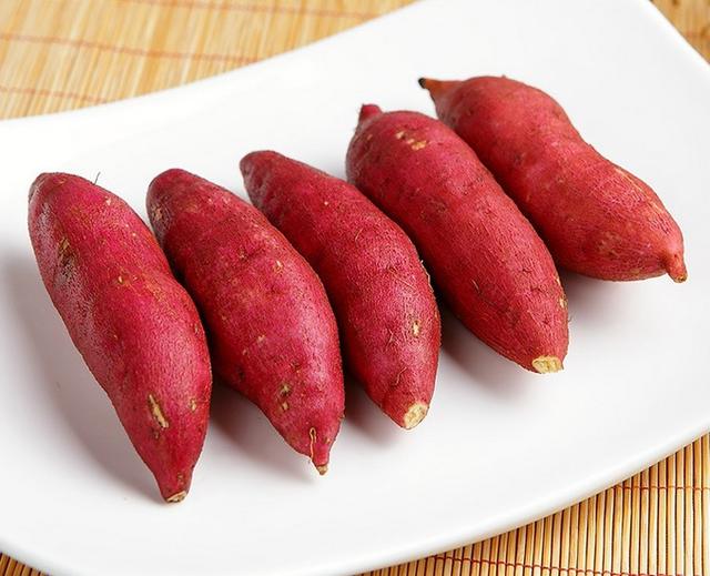 营养师正在向一对中年夫妇讲解膳食搭配