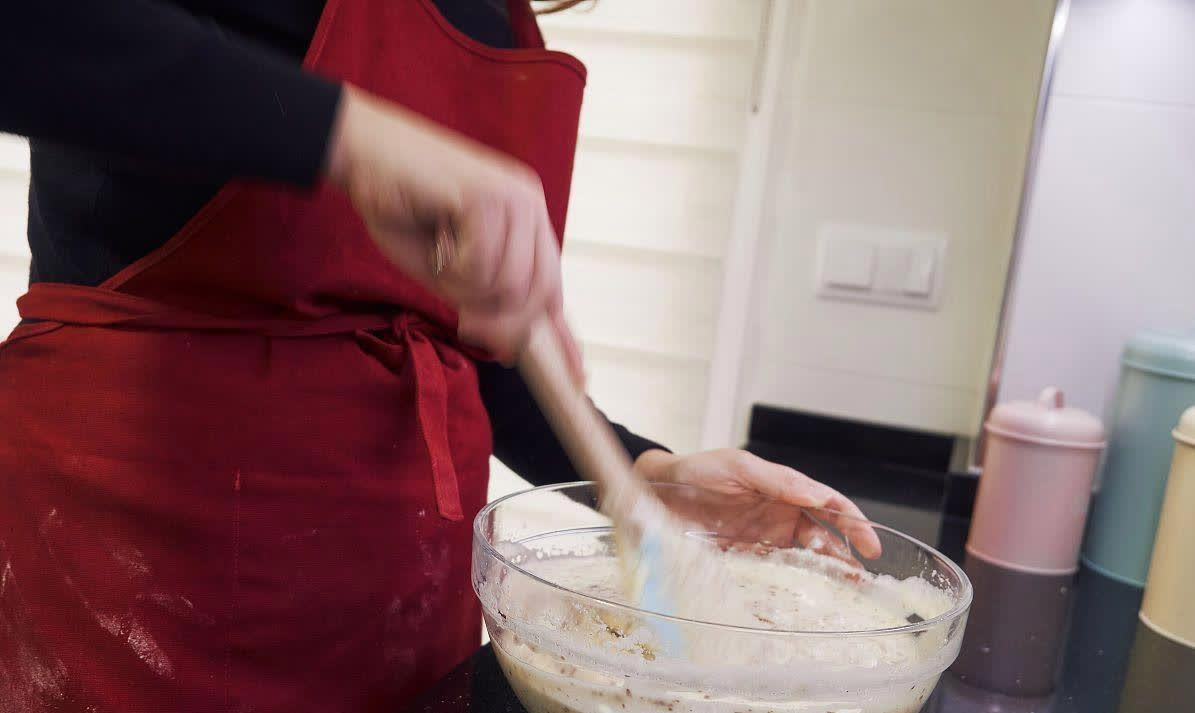 厨房中正在往汤锅里加入鱼腥草根的场景