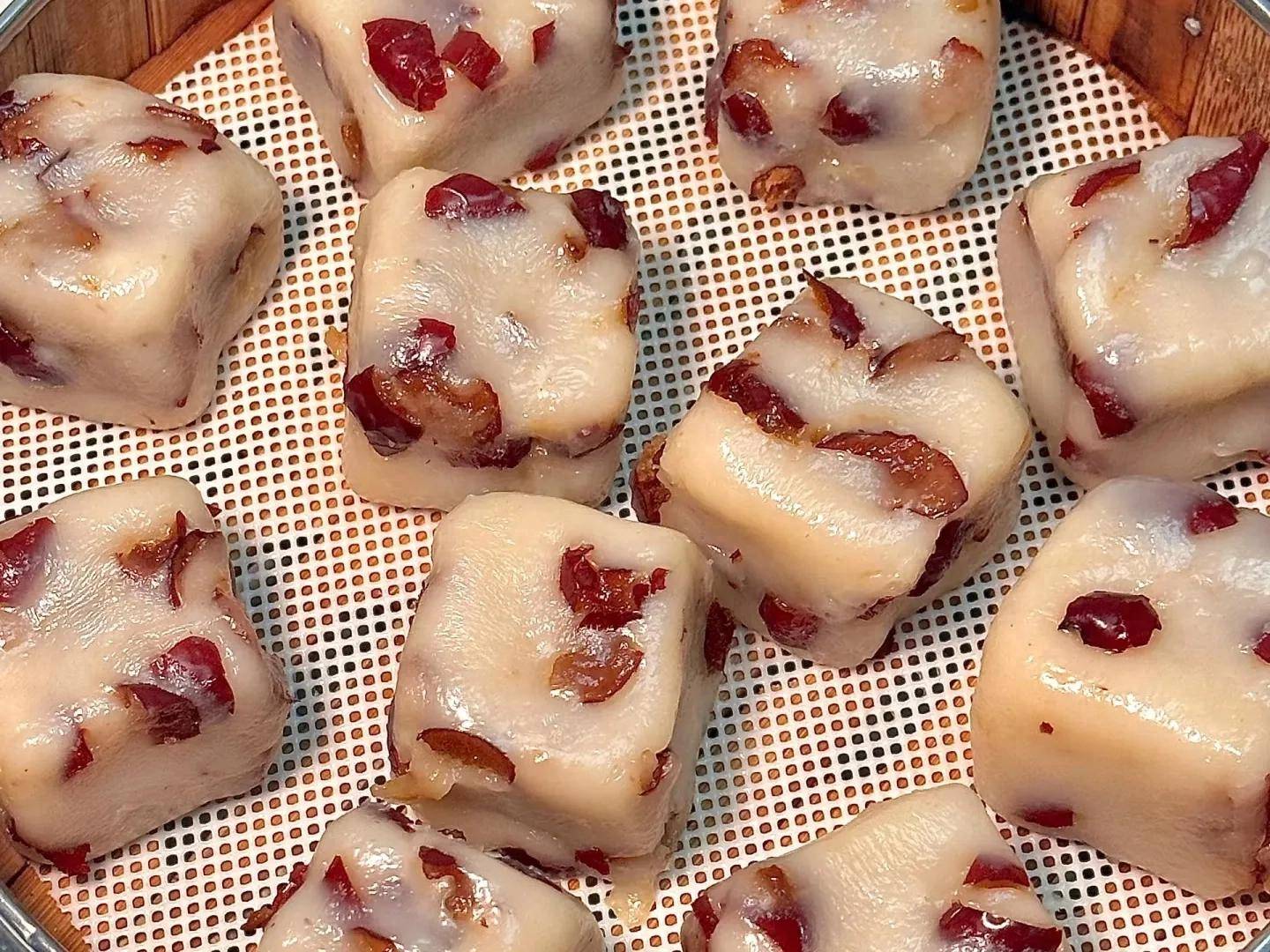 潮汕红桃粿制作过程：手揉红曲糯米面团特写，面团呈柔润玫瑰红色，表面泛油光，手掌沾少许粉轻按留下清晰指印