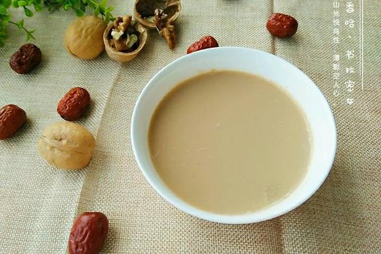 营养师指导患者称量核桃仁：电子厨房秤显示25.0g刻度，托盘上摆放4枚去壳阿克苏薄皮核桃仁，旁边配一小碗无盐水煮毛豆（作为优质植物蛋白互补）