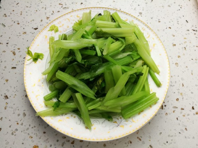 家庭厨房中正在烹饪芹菜菜肴