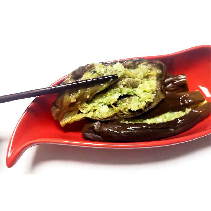 烤制完成的酿圆茄菜品