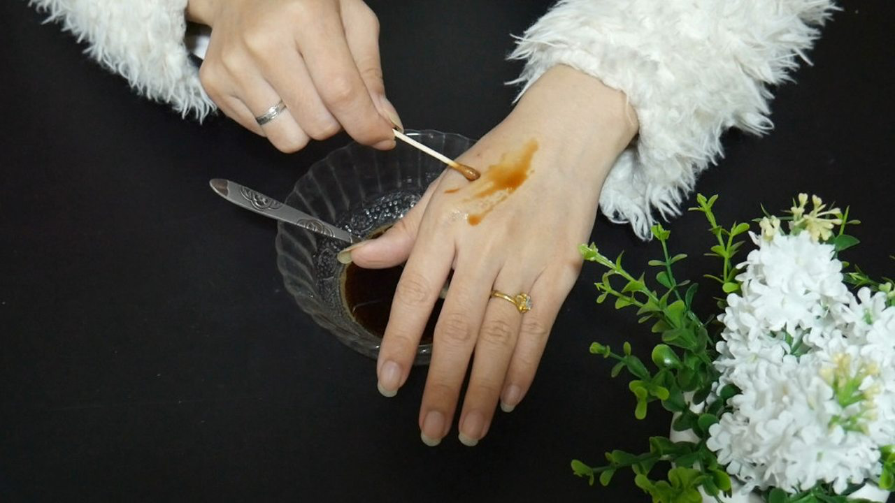 侧柏叶酒精浸泡液用于头部护理示意图