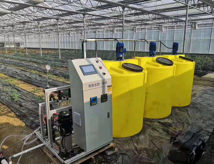 图示:广东佛山冬瓜基地,工人正通过智能滴灌系统进行膨大期水肥一体化作业;背景可见悬挂式温湿度传感器与土壤EC/pH监测探头;操作台显示当前肥液EC值为2.05 mS/cm,pH为6.05;滴头正均匀滴出淡黄色肥液(含硫酸钾水溶肥与糖醇钙硼复合液) 华南冬瓜膨大期滴灌冲肥作业现场