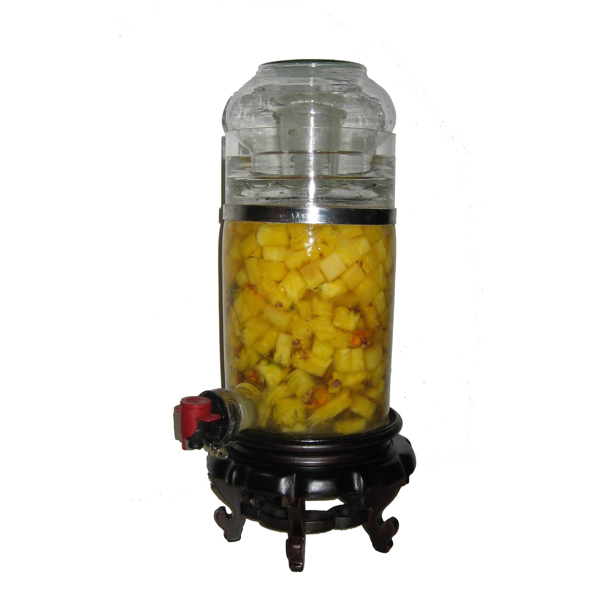 玻璃罐中装有切块菠萝与冰糖混合物,标注‘菠萝酵素发酵第5天’,气泡上升清晰可见,旁边配有量杯、标签纸和密封盖,展示家庭自制的安全操作流程 菠萝用于制作发酵饮品的过程图示