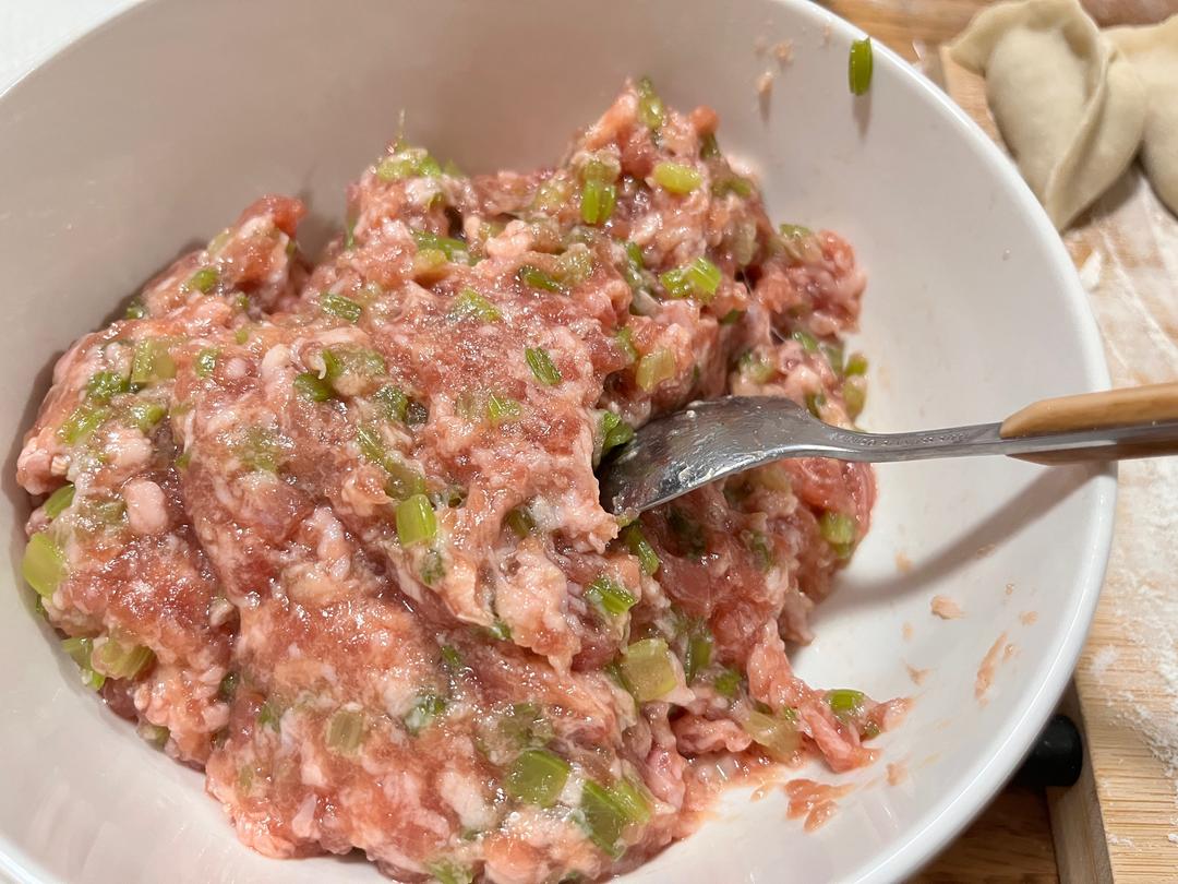 青萝卜饺子馅搅拌过程