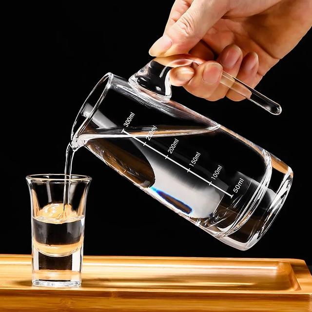高丽参酒饮用场景示意图：木质托盘上置青瓷小杯（容量15mL），杯旁放计时器（显示07:00）、温湿度计（22℃/55%RH）、及标注"每日15mL"的计量滴管