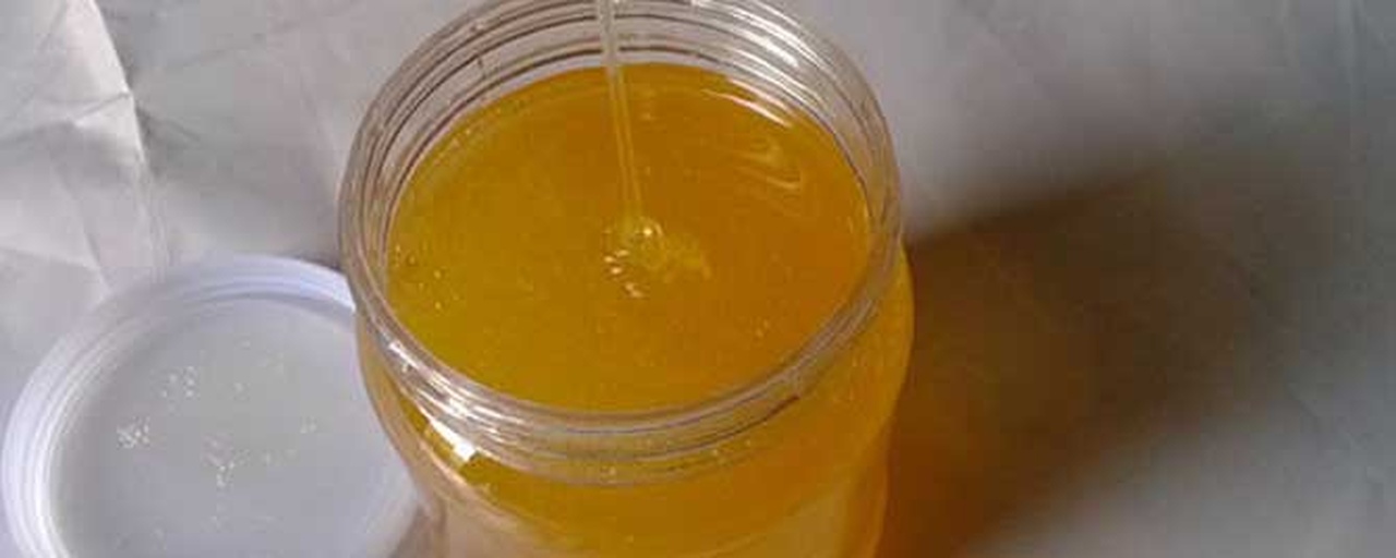 蜂蜜倒入玻璃瓶特写