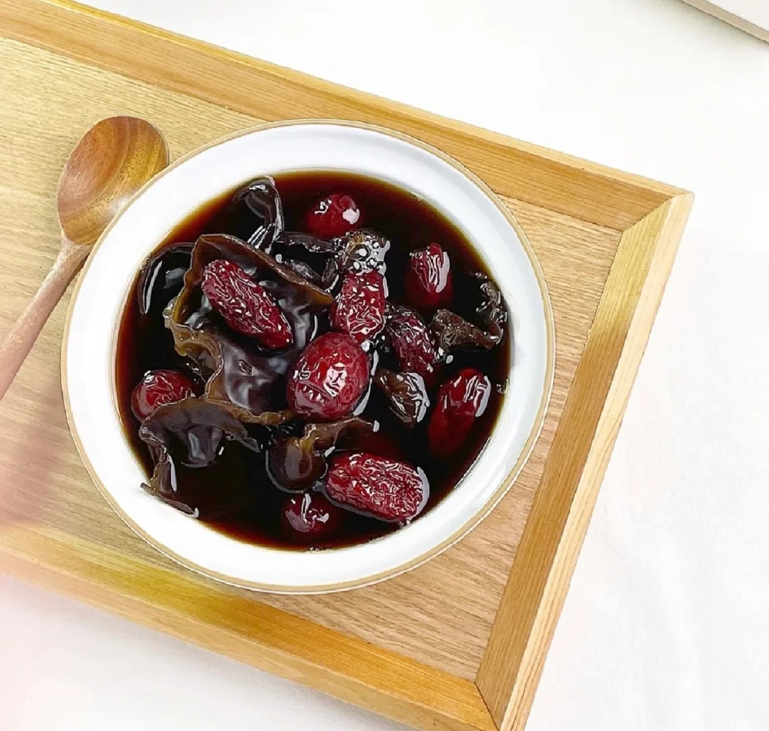 一锅正在炖煮的秋木耳汤，搭配红枣与枸杞