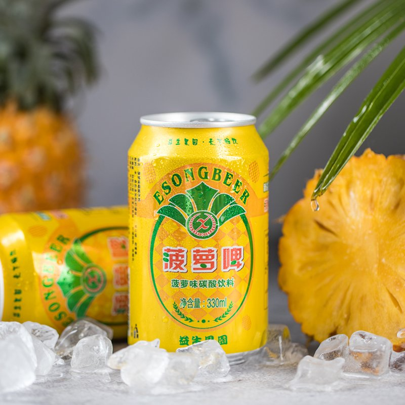 左右对比图:左侧为新鲜菠萝果肉照片及其营养信息(每100g含50kcal、13g糖、1.4g纤维);右侧为菠萝啤罐体照片及营养标签(每100ml含45kcal、10g糖、0g纤维),下方标注‘同样体积下,菠萝啤糖分更高,纤维为零’ 营养成分表对比图示意图