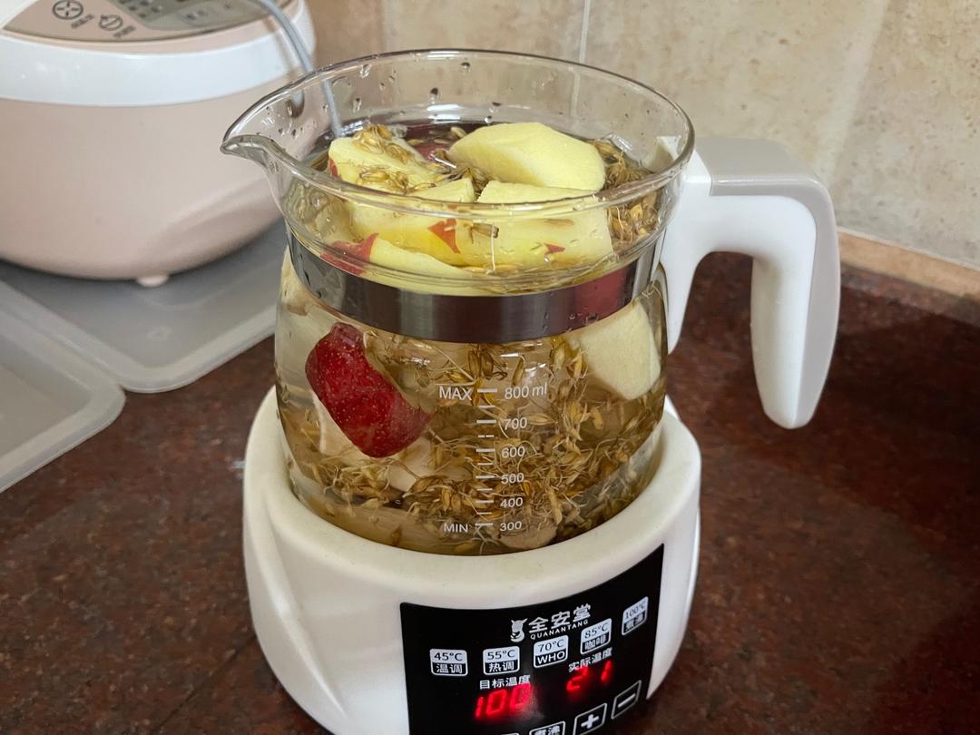 梨陈皮水成品与温度计特写