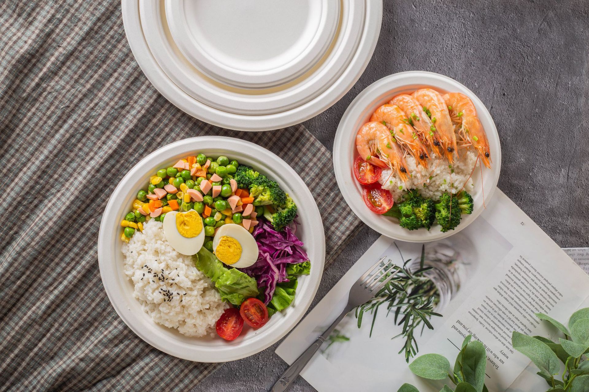 一张餐桌上的健康餐盘示意图:左侧为半碗糙米饭,中间是一块清蒸土豆块(约50克),右侧为焯水西兰花和胡萝卜丁,上方有一杯清水,背景柔和,光线明亮,传达科学膳食理念 健康饮食搭配图示