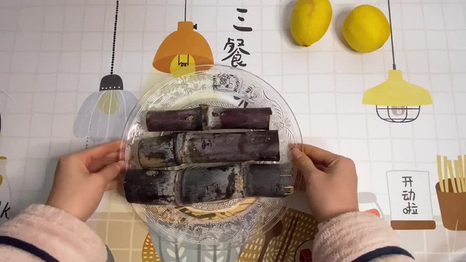 儿童坐在餐桌前喝甘蔗水温馨场景