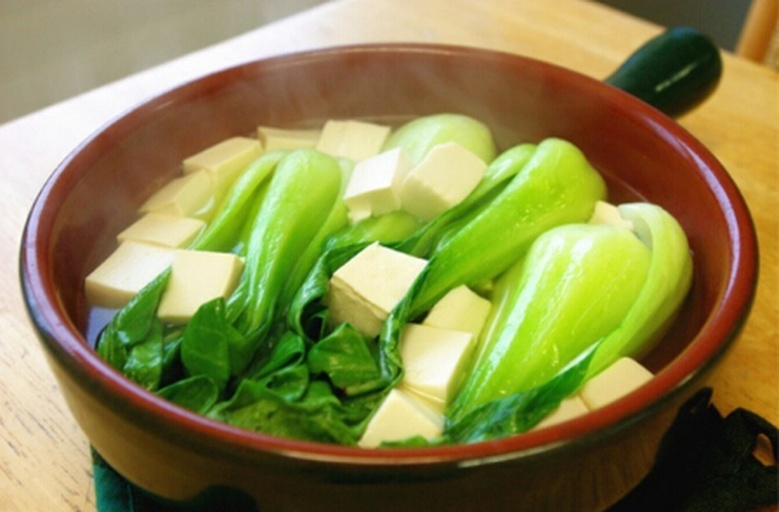 厨房中娃娃菜与其他食材搭配烹饪场景