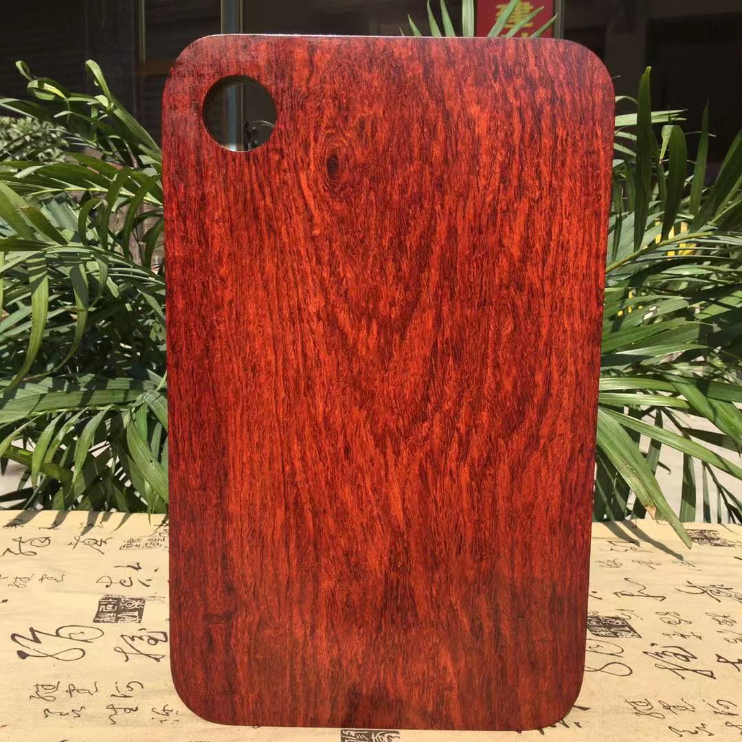 天然五角枫实木砧板(未经染色/贴皮/覆膜),表面保留原始木纹与浅褐色心材色泽,正切配有机胡萝卜与三文鱼片,边缘可见细微木质纤维吸附汁液痕迹,体现其适度亲水性与抑菌表面特性,符合有机厨房健康器具定位 五角枫实木砧板与食品接触实拍图