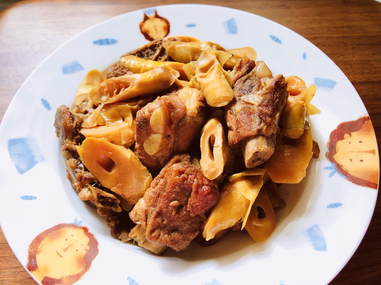 一锅热气腾腾的竹笋炖排骨特写,汤色乳白,笋块呈淡黄色,周围点缀葱段,展示竹笋作为健康食材的家常烹饪方式 图片描述