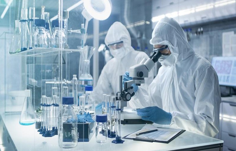 实验室研究人员正在操作显微镜分析植物样本