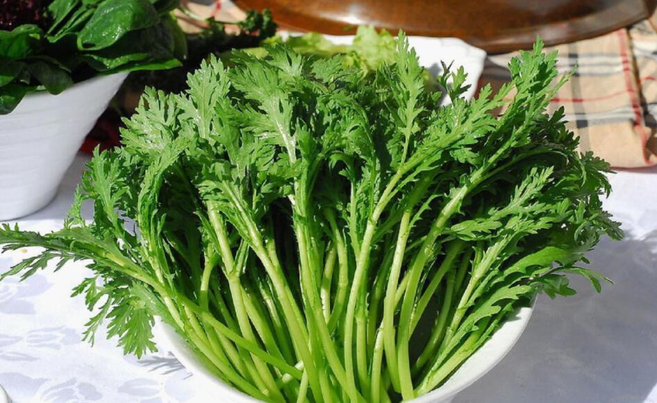 茼蒿饺子成品特写与剖面图