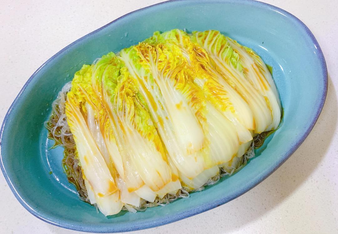 厨房中正在蒸制娃娃菜的过程