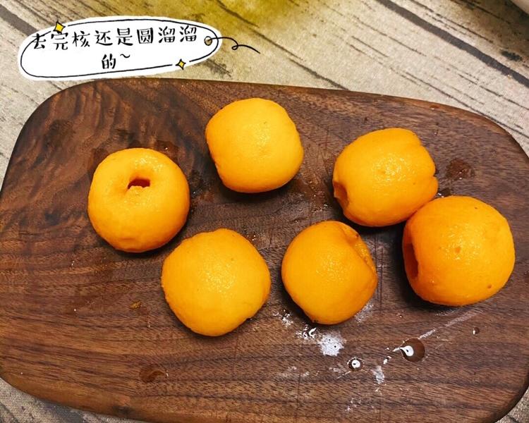 新鲜金黄的枇杷果实与青褐色的秋梨并列摆放于竹编托盘上,背景为乡村厨房灶台,旁边有熬制用的砂锅和玻璃瓶装成品膏体,体现传统手工制作场景 枇杷与秋梨原料展示