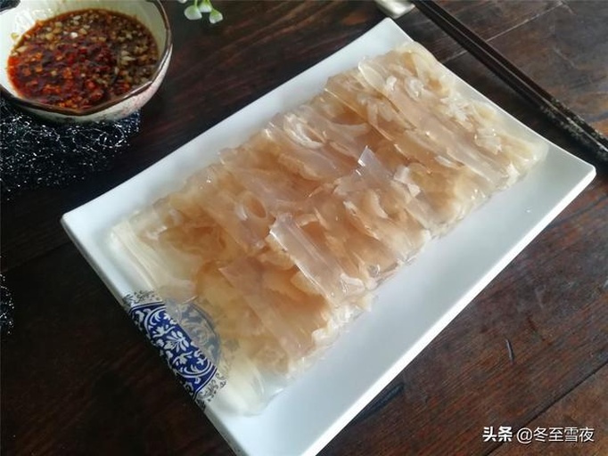 高清俯拍:玻璃碗中浸泡中的海蜇片,背景为白醋瓶与计时器显示8:00;旁边纱布包裹拧干动作分解图,强调‘用力拧至无滴水’状态 海蜇三步脱盐脆化处理特写