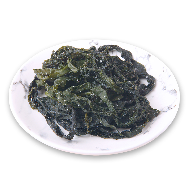 一盘新鲜采摘后清洗干净的深褐色条状海带,表面略带光泽,部分带有自然褶皱,背景为浅色厨房台面,旁边配有剪刀和瓷碗,展示其作为食材的原始状态 海带实物图
