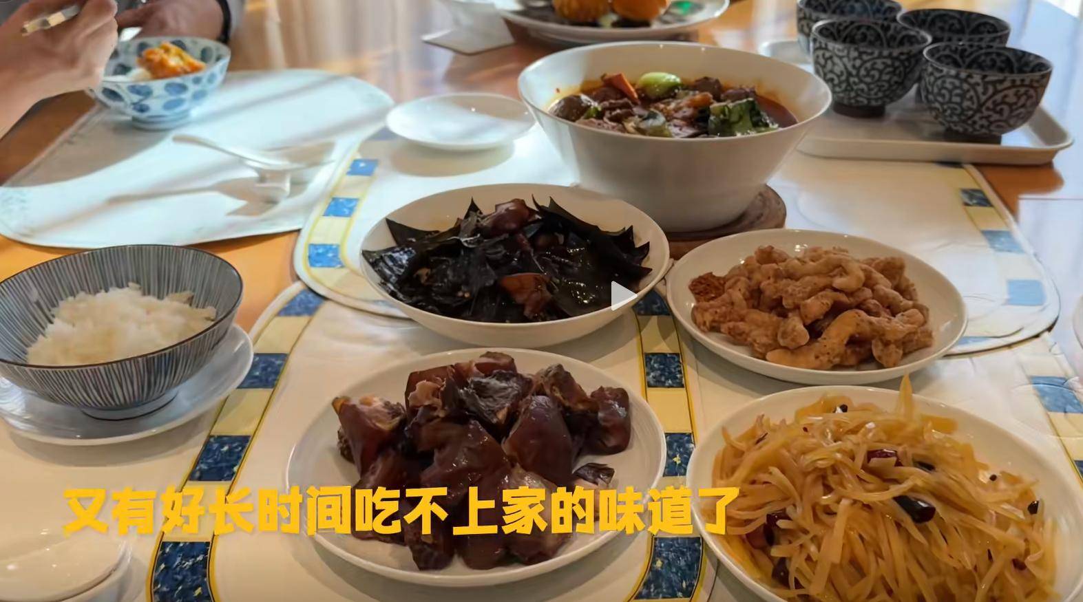 一家四口在温馨餐厅中共享晚餐,桌上有一盘热气腾腾的葱油拌面和清炒时蔬,孩子正夹起一筷子带葱花的菜肴,父母微笑交谈,营造出健康饮食的家庭氛围 一家人围坐在餐桌前享用包含大葱菜肴的家常饭
