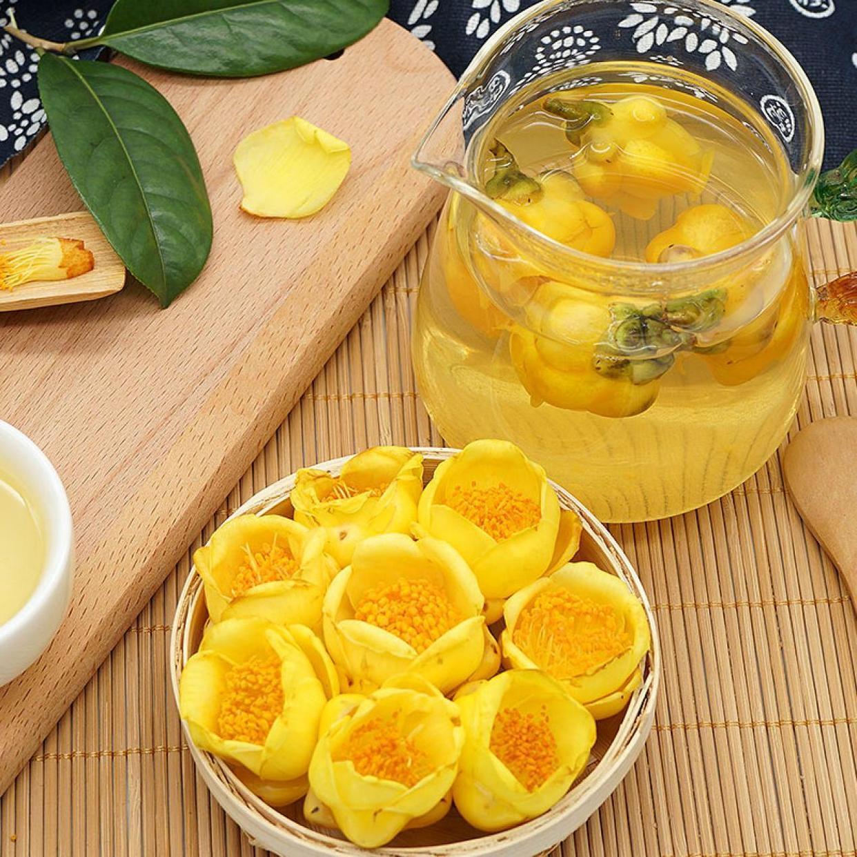 一组三联图展示金丝皇菊冲泡过程:第一幅为干花投入玻璃杯;第二幅为热水注入后菊花开始舒展;第三幅为完全绽放的菊花在金黄茶汤中漂浮,背景为清晨阳光透过窗户洒在茶桌上 金丝皇菊茶冲泡全过程示意图