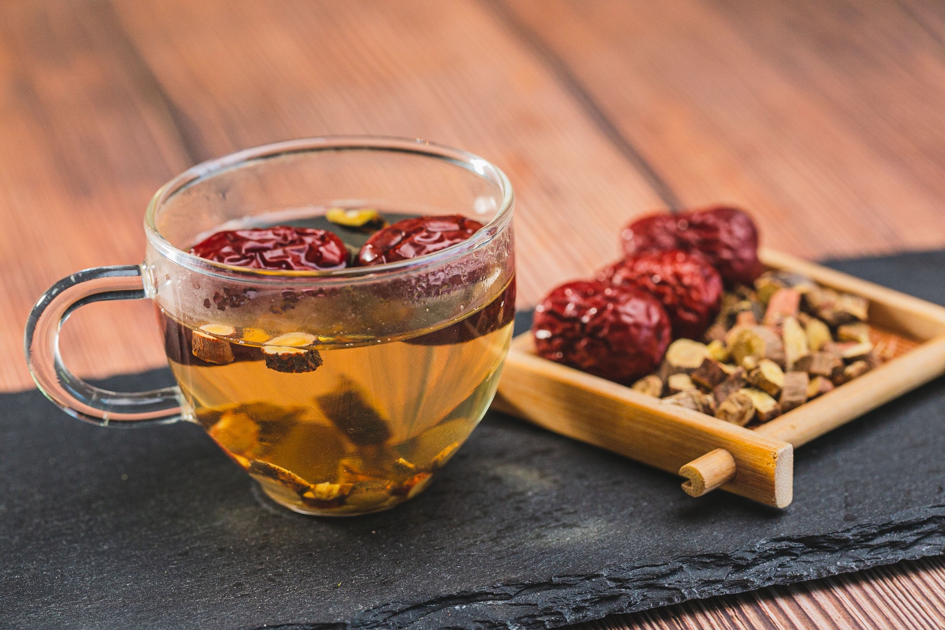 一张餐桌场景图,左侧摆放新鲜青枣,右侧为水杯、运动鞋、血压计等健康元素,中间有箭头指向‘低嘌呤’标签,整体传达青枣适合健康生活方式的信息 青枣与健康饮食搭配图示