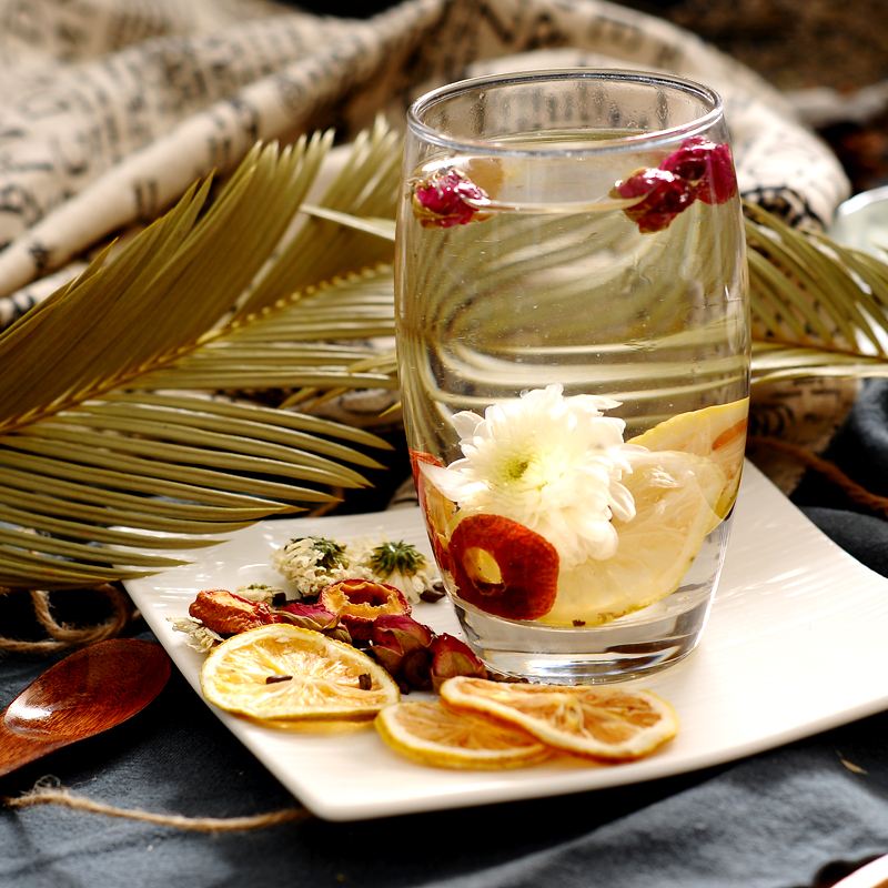 一张拼贴风格图片,包含新鲜野菊花、枸杞、玫瑰花、柠檬片、玻璃杯中的茶饮、孕妇膳食餐盘(含蔬菜、水果、全麦面包)、以及一份标注‘孕期饮品安全清单’的手写笔记,整体色调温暖,传递健康生活方式理念 孕期健康饮食拼图