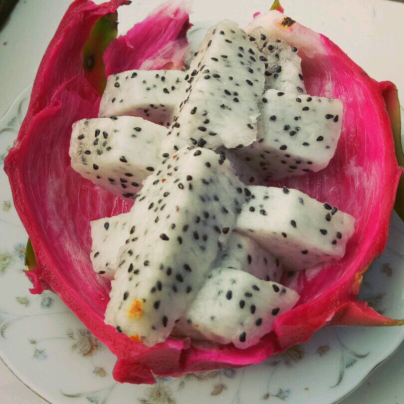 成熟火龙果切开后的横截面特写