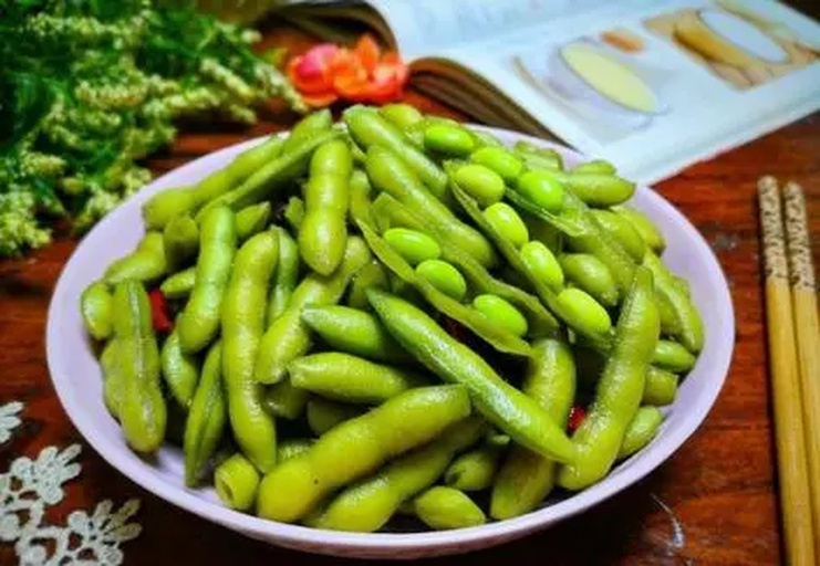 毛豆剥取过程特写