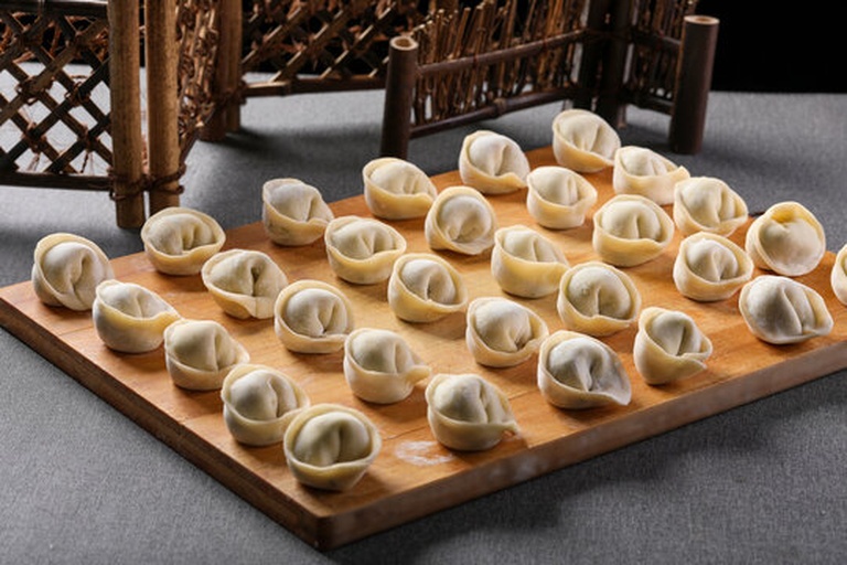 手工包制山芹水饺场景