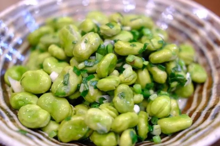 餐桌场景图:小葱拌豆腐作为主凉菜居中,左侧为冒热气的小米粥(碗沿有细密米油),右侧为金黄蒸玉米,整体色调柔和温暖,传递‘简单食材,用心生活’理念 小葱拌豆腐餐桌场景:青花瓷盘置于原木餐桌,旁配一碗琥珀色小米粥与两根蒸玉米,背景虚化,光影温暖,体现家常健康饮食氛围