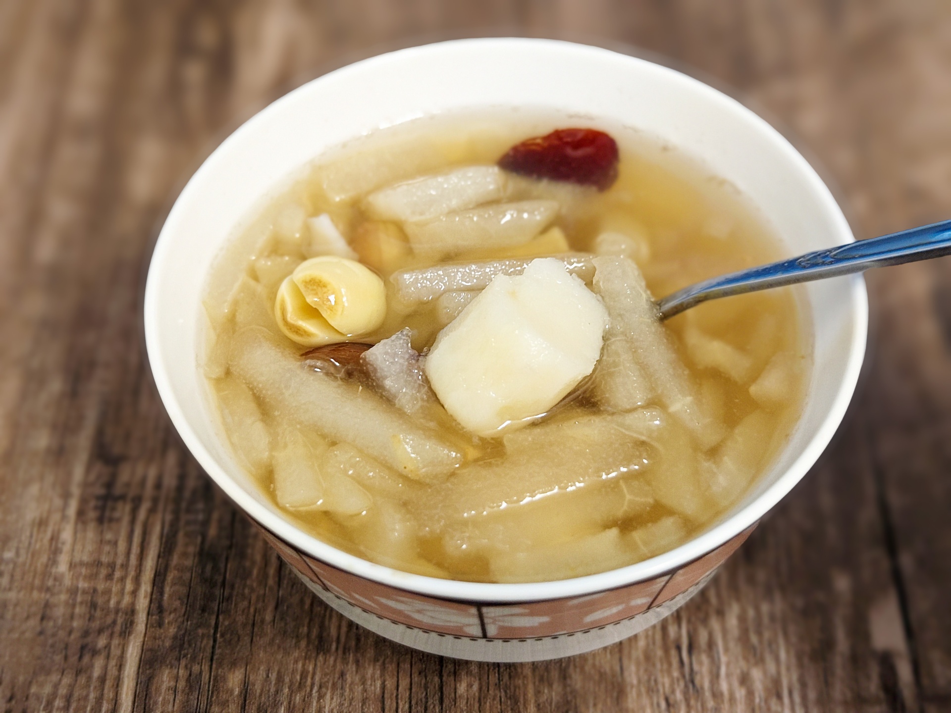 高清实拍:甘肃兰州百合与湖南湘潭湘莲共同熬制的传统养生羹,体现‘清而不浊、润而不腻’的药膳美学,强调无额外添加糖、无勾芡,汤体自然微稠 百合莲子经典药膳成品图:青花瓷碗中盛放温润乳白羹汤,表面浮着几粒完整湘莲与半透明百合片,汤汁清亮微稠,撒少量桂花提香,无添加糖分痕迹