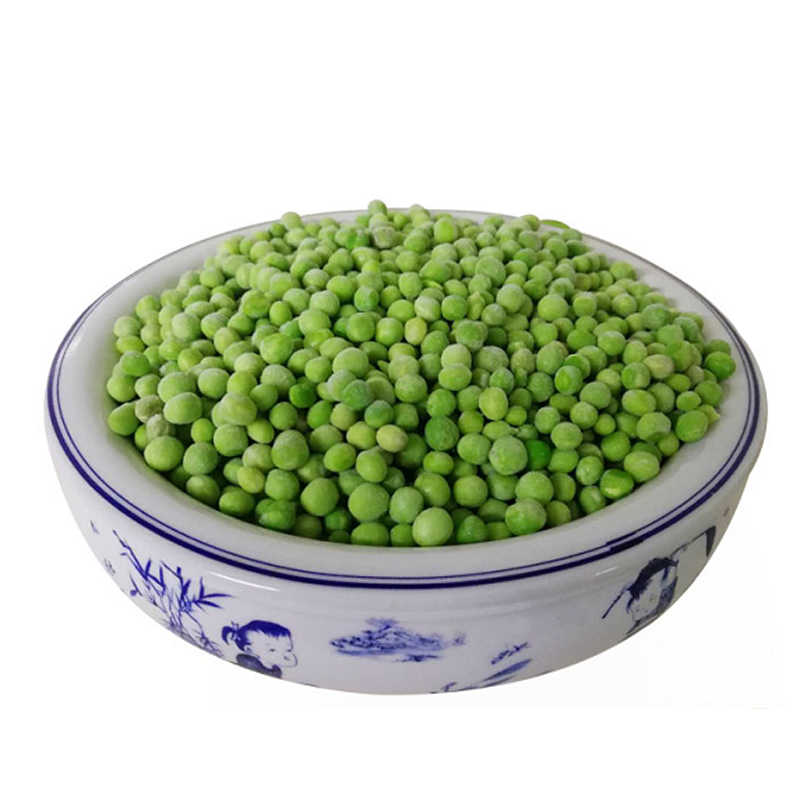 用豌豆壳制作的绿色青酱盛放在陶瓷碗中