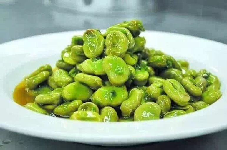 炒蚕豆菜肴特写
