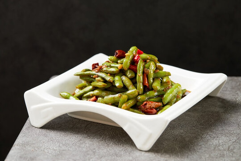 厨房中毛豆料理特写