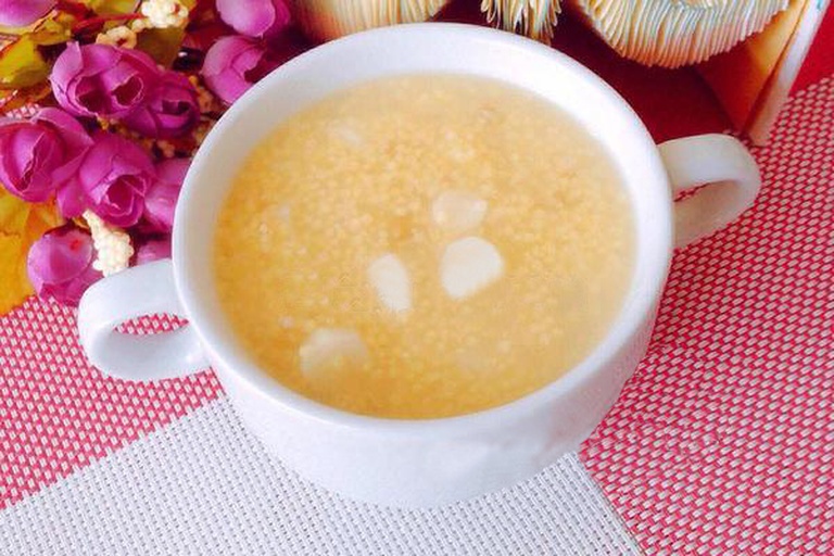 多种小米搭配料理拼盘展示图