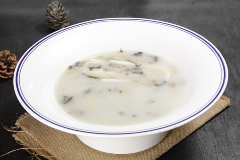 一碗盛满的松茸炖鸡汤特写