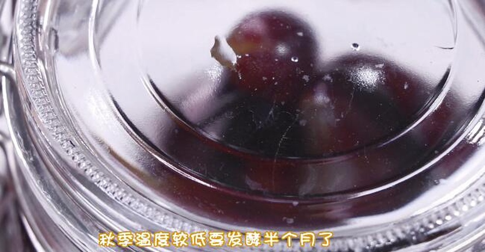 家庭厨房中夏黑葡萄分拣处理实景