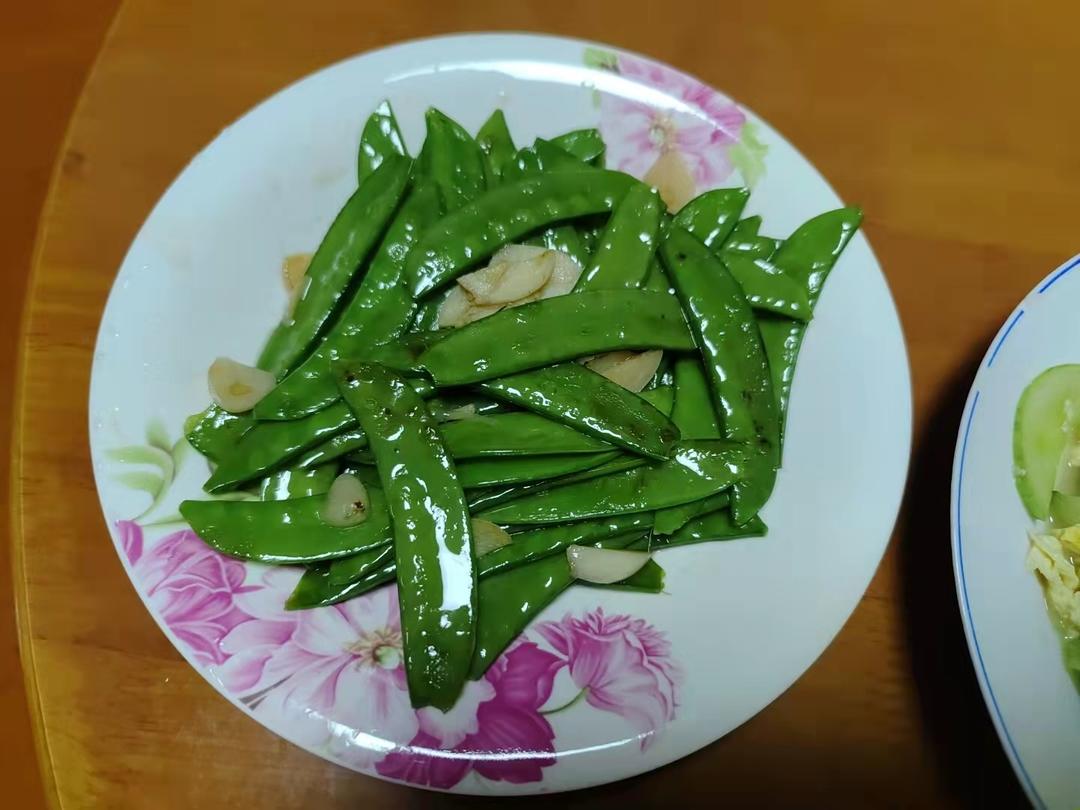 荷兰豆与莲藕新鲜食材摆放特写