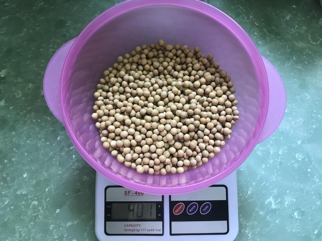 厨房秤称量紫薯包场景